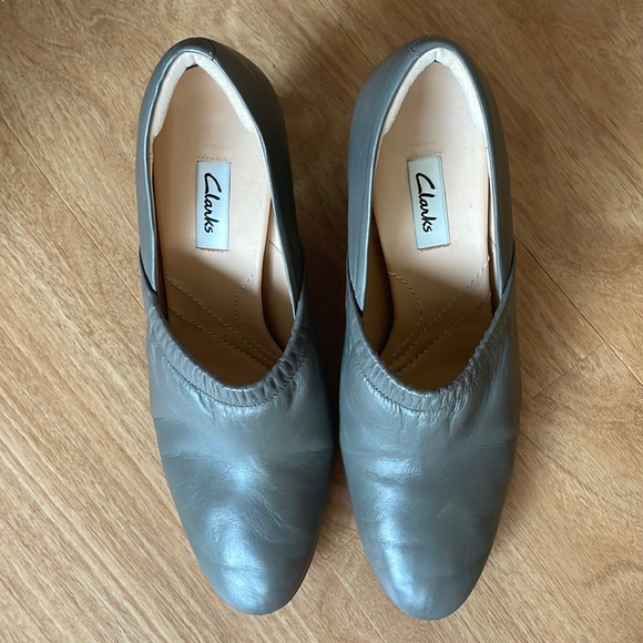 Clarks leather grey heeled bootie size 8 women’s - Picture 1 of 4